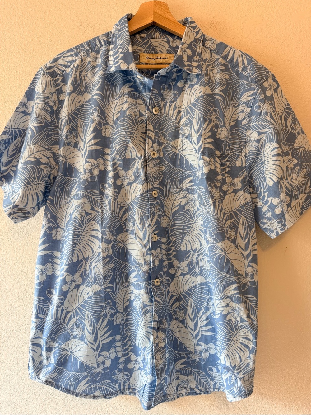 Tommy Bahama Men’s Medium Victoria Blue Tropical Floral Short Sleeve Shirt